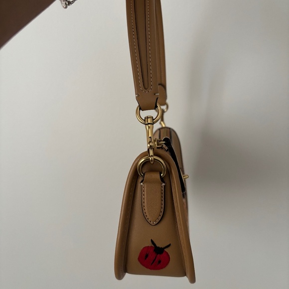 Coach Swinger 20 with patches - Picture 2 of 5